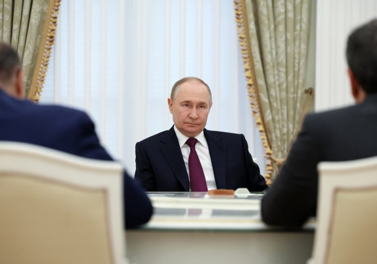 Putin califica de “agresión injustificada” ataque de EE.UU. e Israel contra Irán