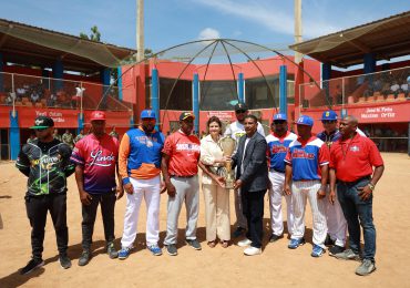 Raquel Peña reitera respaldo al deporte al encabezar inicio del torneo amateur de béisbol en Santiago
