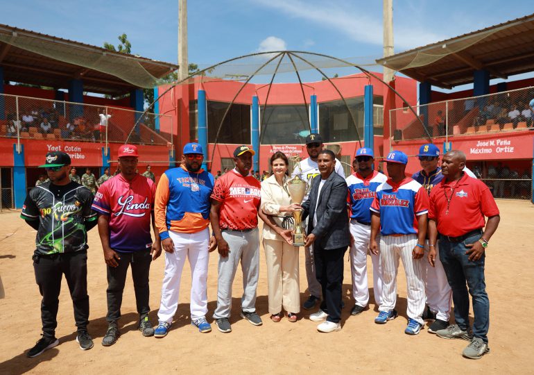 Raquel Peña reitera respaldo al deporte al encabezar inicio del torneo amateur de béisbol en Santiago