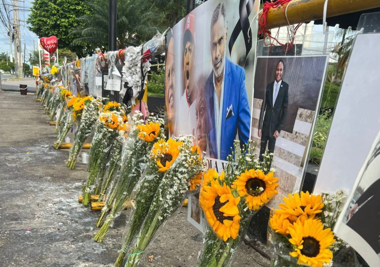 Alcaldía DN coloca nuevas flores y renueva altar Jet Set previo a cumplirse segundo mes de la tragedia