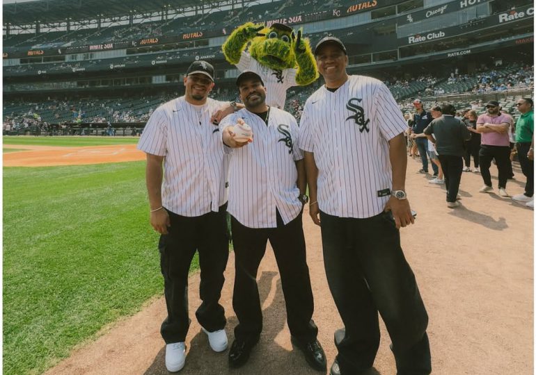 Grupo Barak lanza primera bola en juego de los White Sox y llena el Rosemont Theatre en Chicago con su gira “Dios Fuerte”