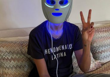 Zoe Saldaña apuesta por la tecnología en el cuidado de la piel con la máscara Shark CryoGlow