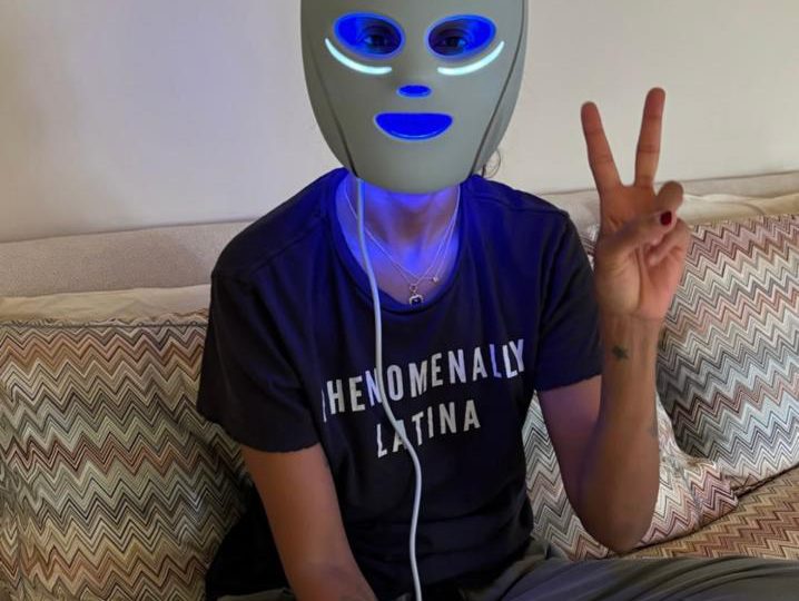 Zoe Saldaña apuesta por la tecnología en el cuidado de la piel con la máscara Shark CryoGlow