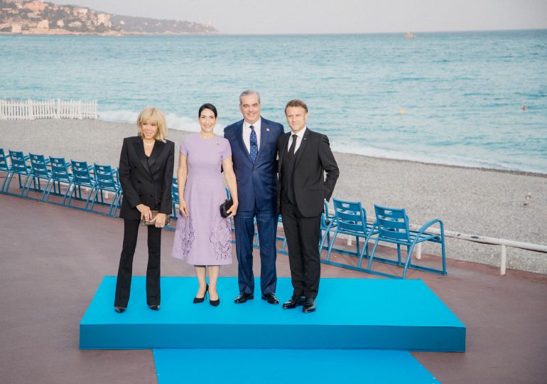 Video | Presidente Abinader y Primera Dama son recibidos por el presidente Macron y su esposa en Cena de Gala