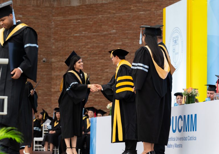 PUCMM reporta 95% de empleabilidad entre sus egresados al graduar 1,111 profesionales