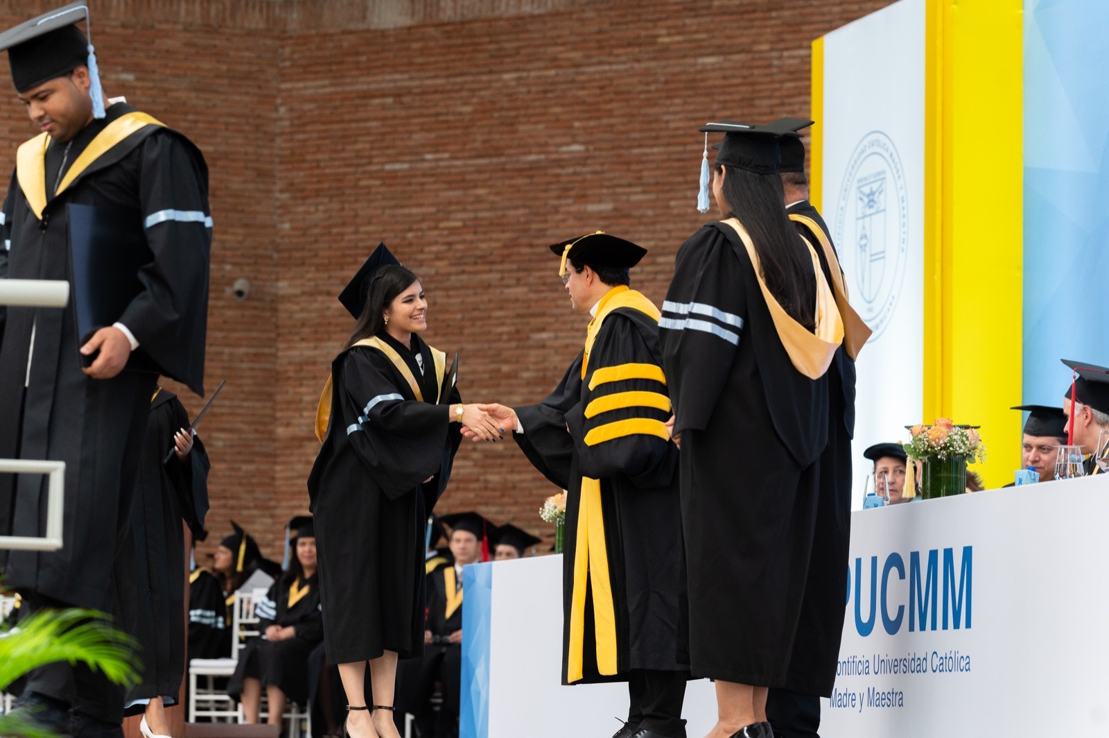 PUCMM reporta 95% de empleabilidad entre sus egresados al graduar 1,111 profesionales