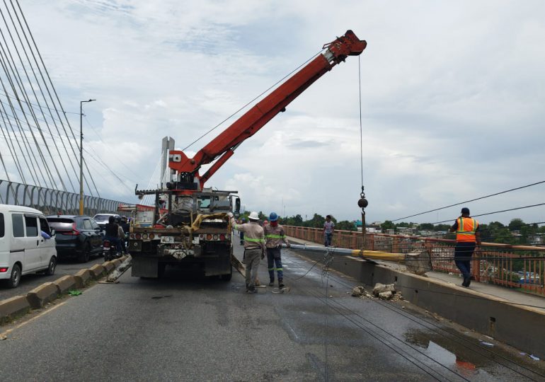 Caos vehicular en el puente de la 17 por caída de cinco postes eléctricos