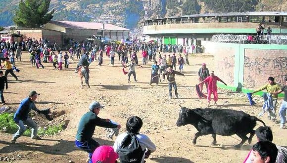Video: Toro descontrolado deja 30 heridos durante fiesta tradicional en Perú