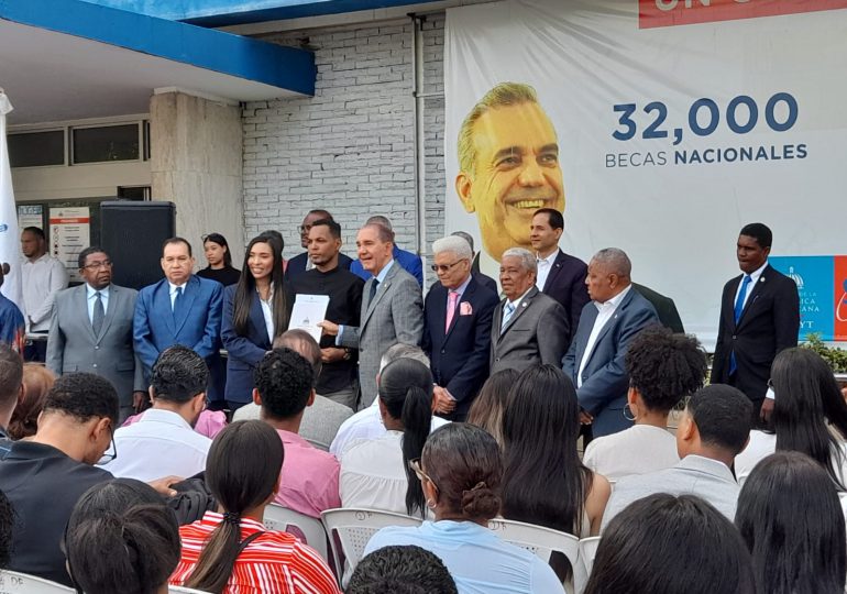 MESCyT entrega 603 becas internacionales a estudiantes cursarán programas de maestrías en el extranjero