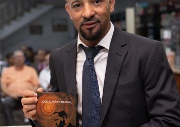 Periodista José Alfredo Espinal puso a circular su primer libro "En voz baja"