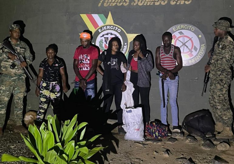 Detienen 09 indocumentados que se desplazaban por zonas montañosas en Santiago Rodríguez