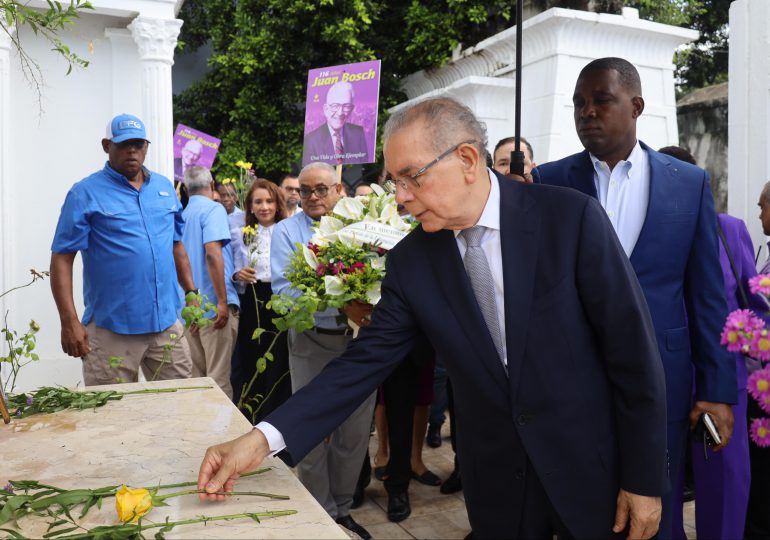 Video | PLD conmemora con ofrenda floral 116 aniversario de Juan Bosch en La Vega
