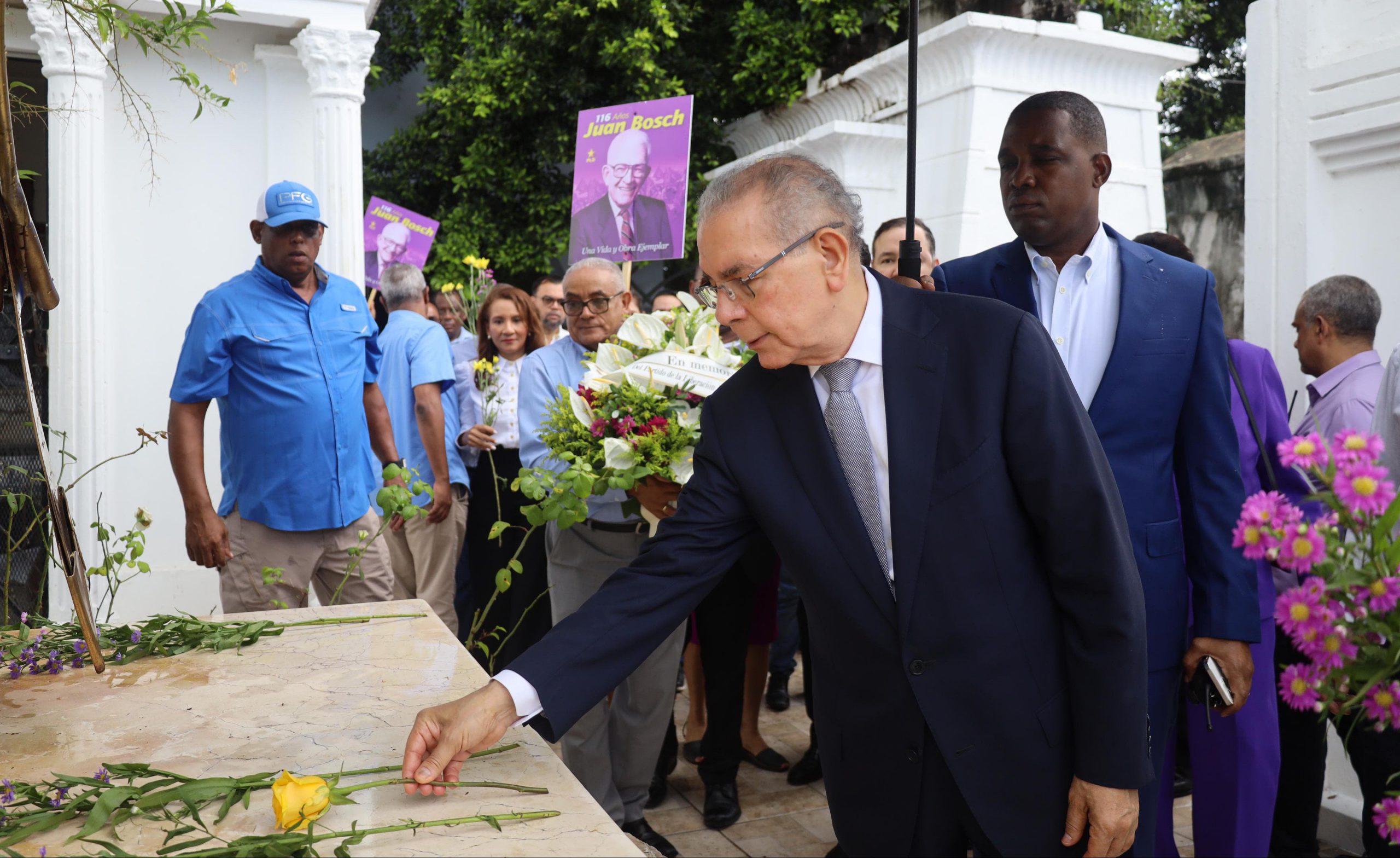 PLD conmemora con ofrenda floral 116 aniversario de Juan Bosch en La Vega