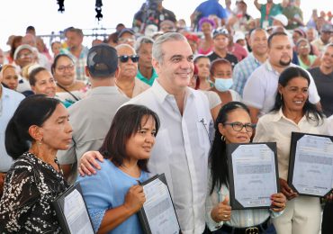 Presidente Abinader entrega títulos de propiedad a familias necesitadas