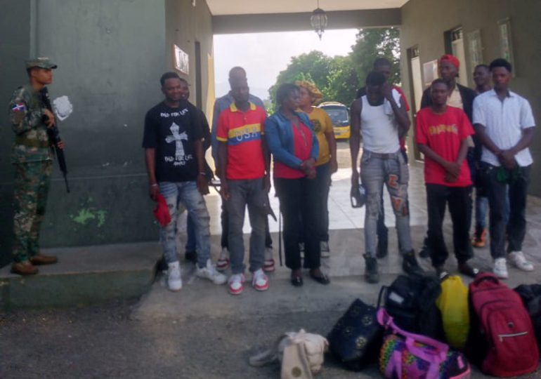 Video | Ejército detiene 38 nacionales haitianos indocumentados durante operativos en Loma de Cabrera y Azua