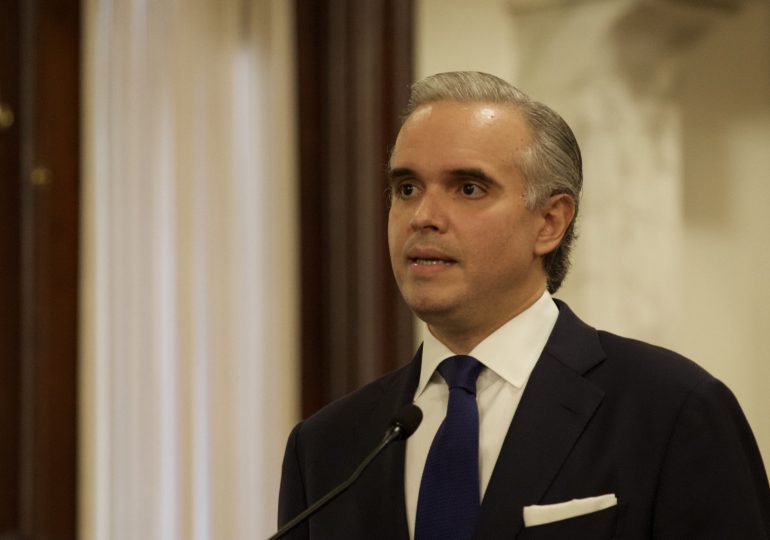 Ministro de Educación respalda pacto por la calidad y prioriza nombramiento de maestros elegibles