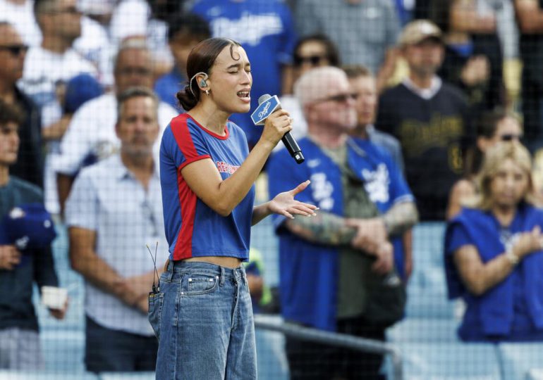 Nezza canta el himno de EE. UU. en español en juego de los Dodgers y Giants: “Para mi gente”