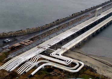 Bruselas propone rebajar a 45 dólares por barril el tope al precio del petróleo ruso