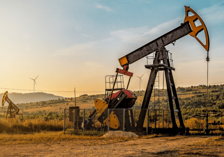 Guerra entre Irán e Israel podría elevar precios del petróleo y aumentar presión fiscal en RD, advierte economista