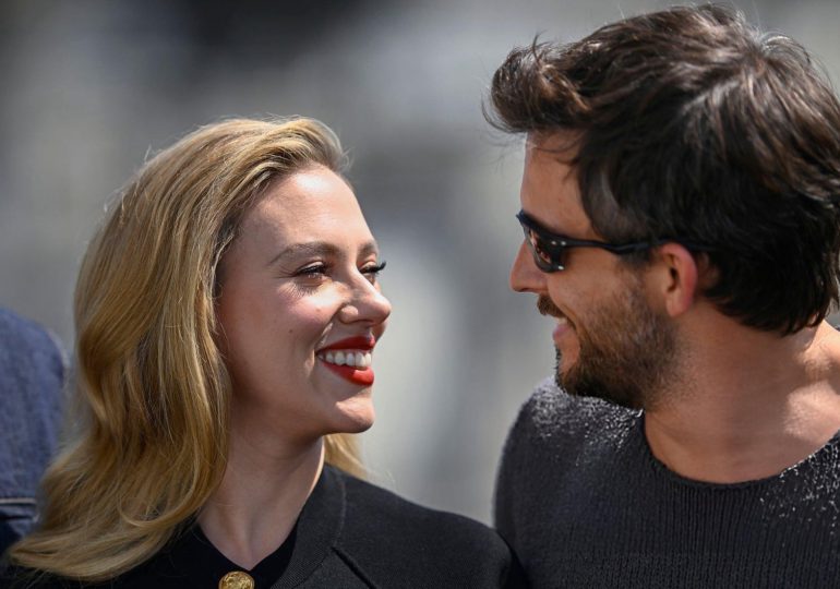 Scarlett Johansson y Jonathan Bailey roban miradas con beso sorpresa en la premiere de “Jurassic World Renacer”