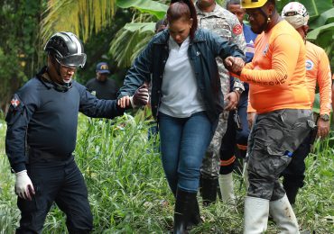 José Martínez Brito brinda apoyo en búsqueda de niña arrastrada a cañada en SDN