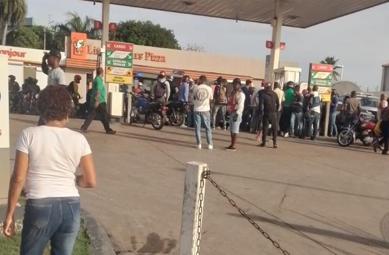 Discusión por turno en estación de combustible deja dos muertos en Villa Mella