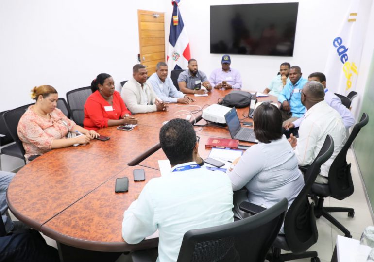 Edeeste se reúne con comunitarios de Brisas del Este para fortalecer servicio en la zona