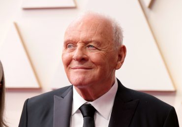 ¿Campaña o broma? Anthony Hopkins se pone la nueva faja facial de SKIMS