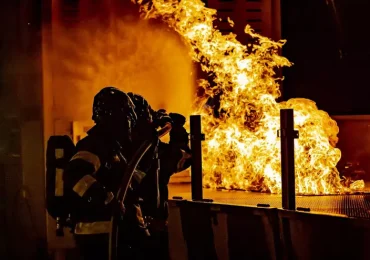 Devastador incendio en Santiago cobra la vida de tres niños y sus padres