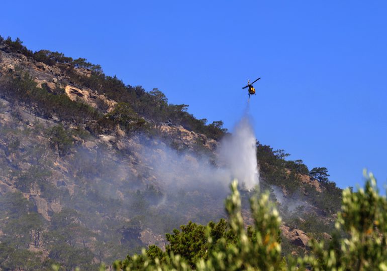 Evacuan más zonas costeras en Creta debido al gran incendio, que sigue fuera de control