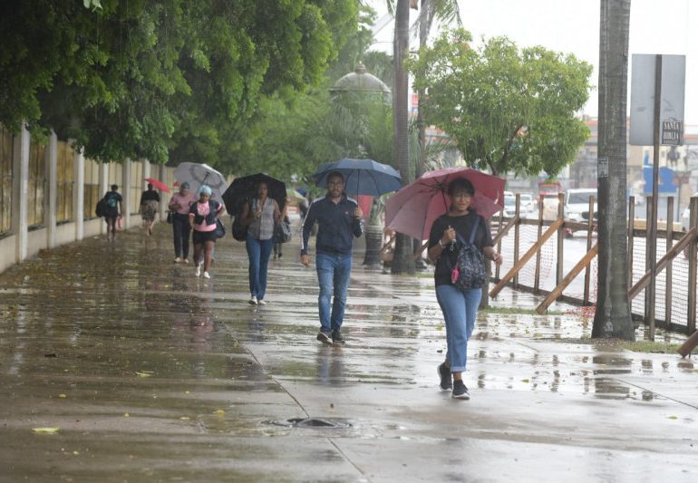 Onda tropical y vaguada traen chubascos locales este martes