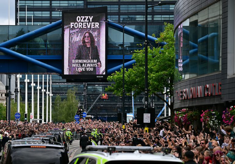 Último adiós de miles de fans a Ozzy Osbourne en Birmingham