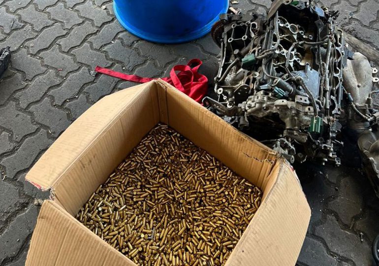 Video | Aduanas decomisa más de 8,000 municiones encontradas en el interior de un motor de vehículo