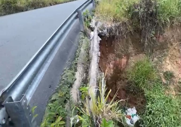Video | Constanza podría quedar totalmente incomunicada: carretera que la conecta con Jarabacoa está a punto de colapsar