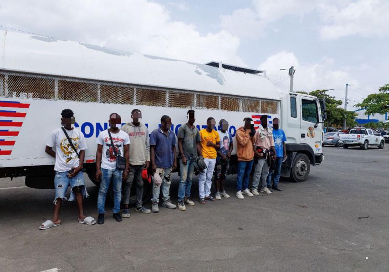 Migración detiene 1,572 inmigrantes haitianos indocumentados