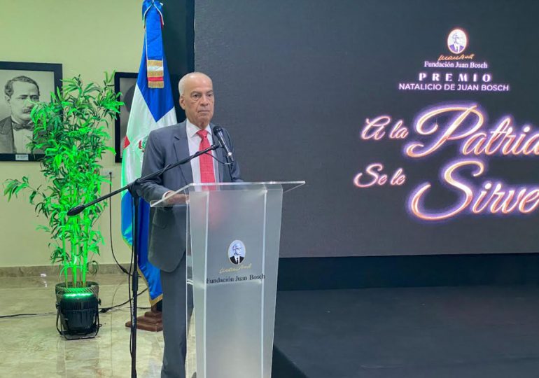 Entregan premio Juan Bosch a dominicanos destacados