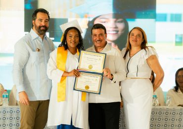 Fundación Humo de Amor celebra 17.ª graduación con alto honor académico