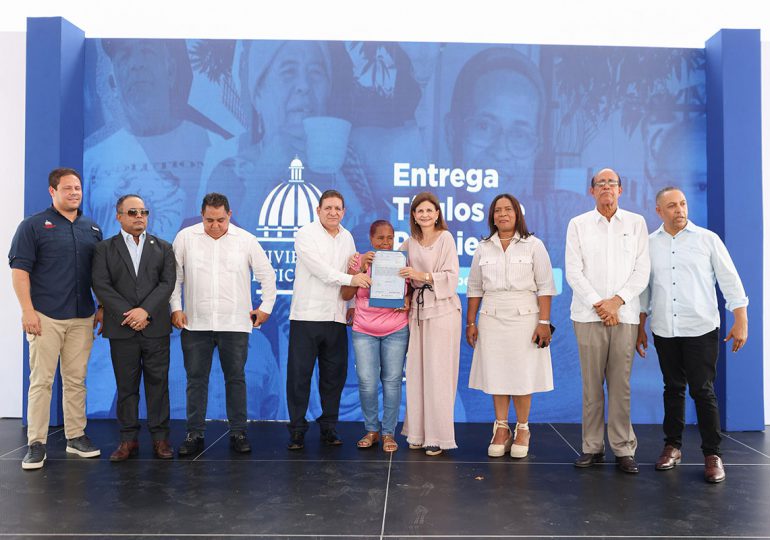 Video | Gobierno entrega títulos tras casi dos décadas de espera en Bonao