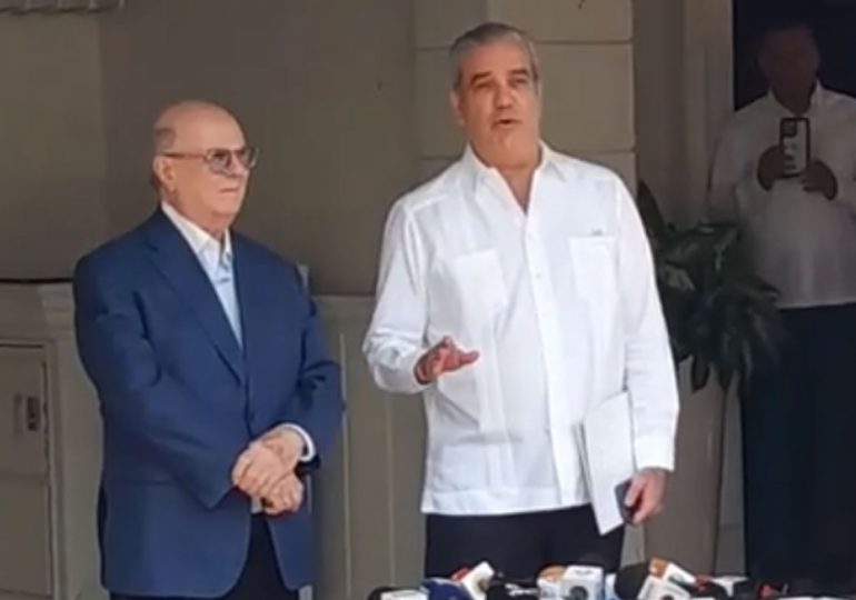 Video | Hipólito bromea con Abinader: "Todavía no me he quitado el saco"