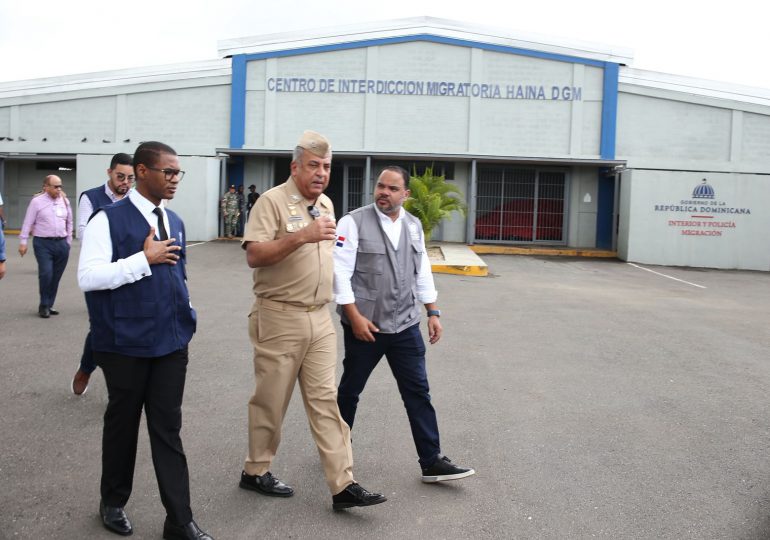 Defensor del Pueblo inspecciona centro de detención migratoria de Haina