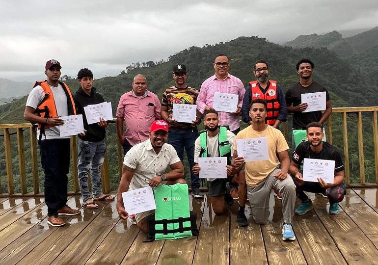 Defensa Civil certifica veinticinco guías en primeros auxilios básicos en Blanco, Bonao
