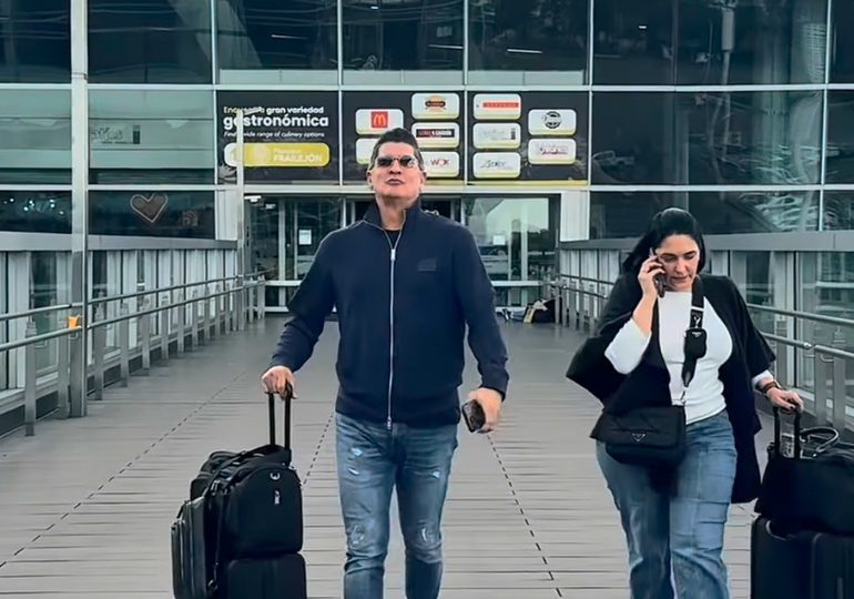 Eddy Herrera bromea junto a su esposa Martha durante viaje con escala hacia El Salvador