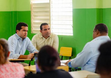 Omar Fernández visita recintos y centros escolares públicos para verificar la falta de cupos 