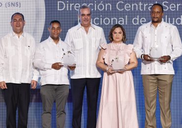 Presidente Abinader encabeza premiación Programa Desempeño SNS