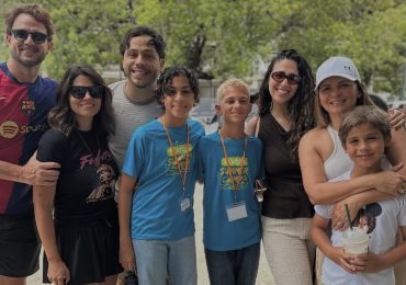 Entre risas y algunas lágrimas, Tania despide a sus nietos al campamento