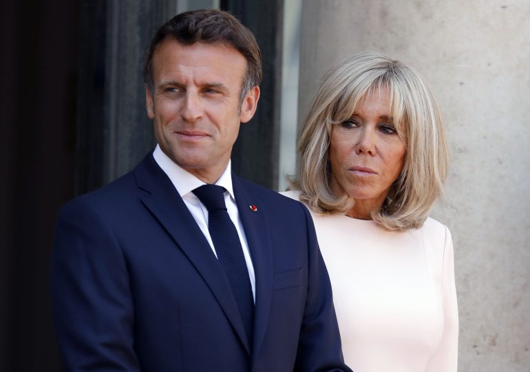 Macron y su esposa protagonizan otro momento incómodo al llegar a Reino Unido