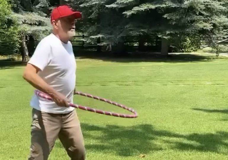 Video viral muestra a Bruce Willis jugando al aro, desmintiendo rumores sobre su movilidad