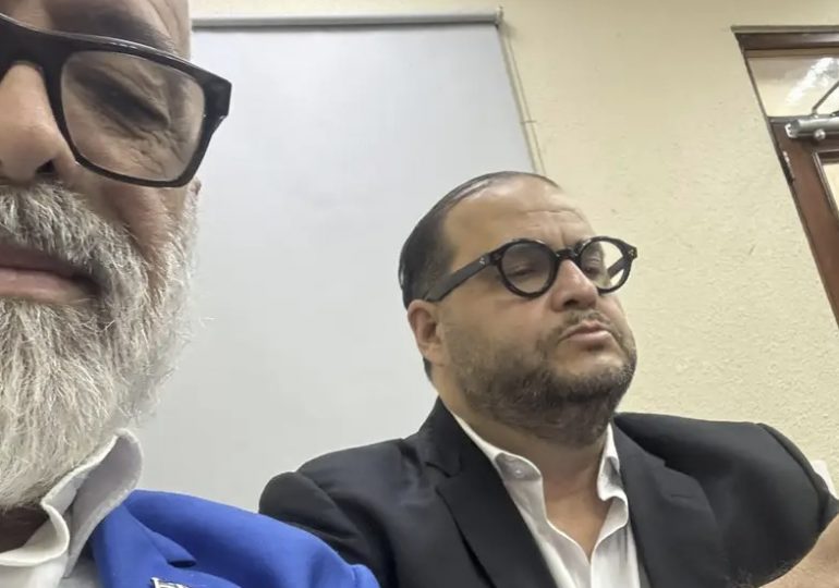 Aquiles acompaña a Ángel Martínez en ambulancia