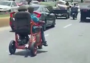 “¿Le metió un mofle a la silla?”: Hombre en silla de ruedas a toda velocidad en el puente de Villa Mella
