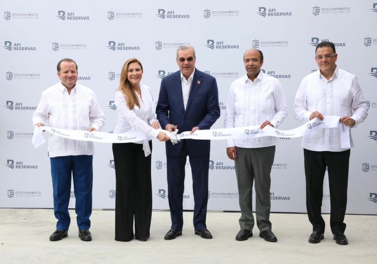 Presidente Abinader inaugura parqueo Plaza Zona Colonial